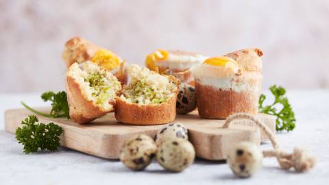 Muffins de brocolis aux lardons et œufs de caille