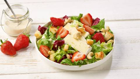 Salade-repas au brie et aux fraises