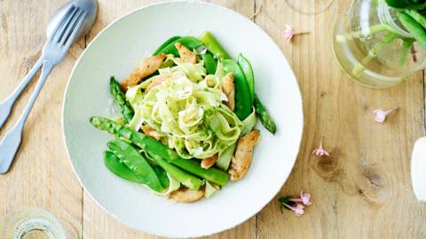 Salade de pâtes au poulet, asperges vertes, mange-tout et pesto persil-roquette