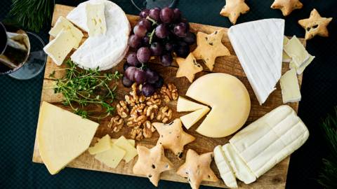 Plateau de fromages français et brioches salées
