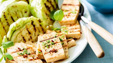 Tofu mariné à la bière, chou blanc et salade de pommes de terre
