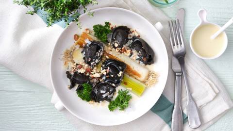 Tortelloni noirs au saumon, poireaux étuvés et sauce au vin blanc