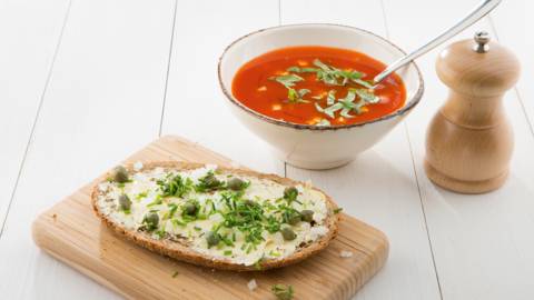 Soupe de légumes à la tomate, feta et sauce chili