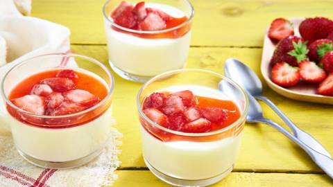 Panna cotta au yaourt et aux fraises
