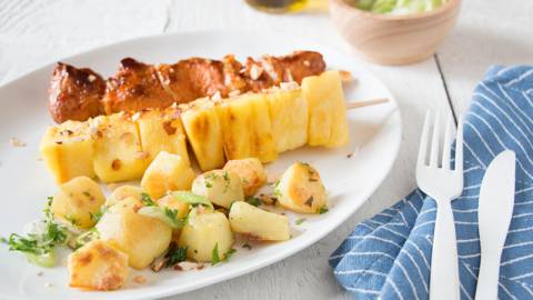 Brochettes de porc sucrées avec ananas grillé