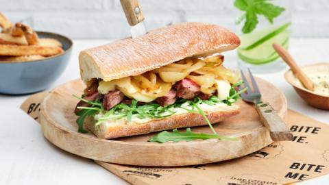 Sandwich américain : steak aux oignons caramélisés, sauce à l’ail et frites au four