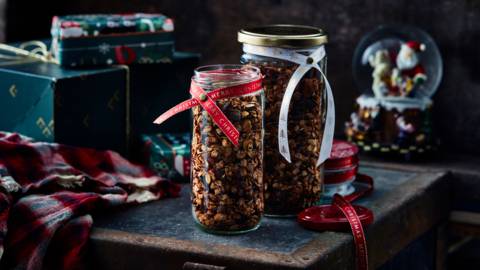 Granola de Noël aux airelles et chocolat