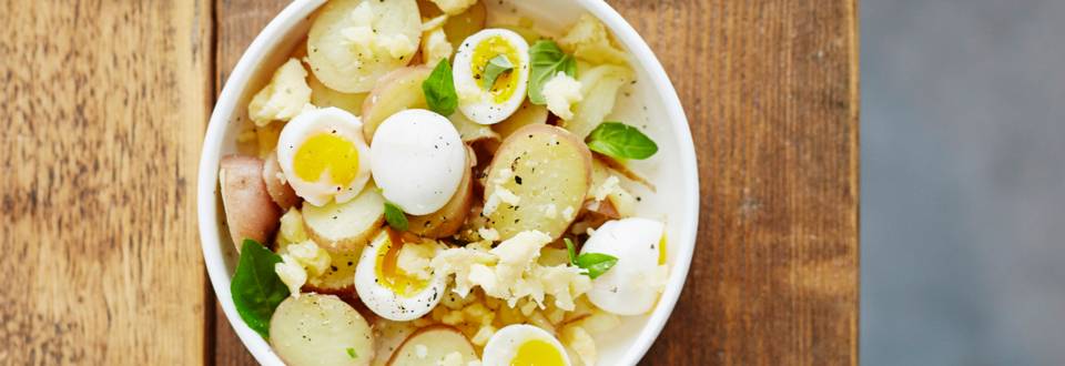 Salade de pommes de terre, œufs de caille et cheddar