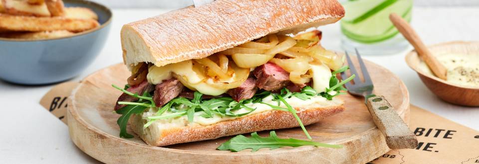 Sandwich américain : steak aux oignons caramélisés, sauce à l’ail et frites au four