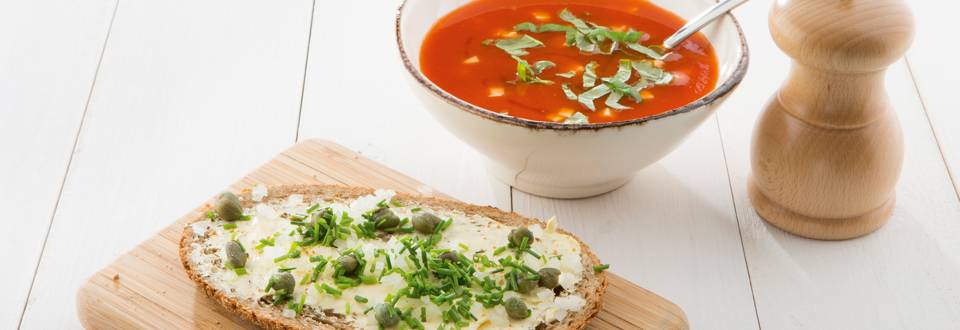 Soupe de légumes à la tomate, feta et sauce chili